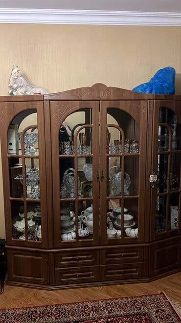 Qonaq otağı üçün mebel dəsti Tərkibi: - Böyük bufet-vitrin: taxta