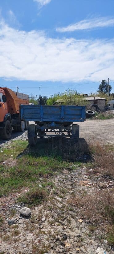 traktor lafeti: Mavi rəngli traktor qoşqusu kənd təsərrüfatı işləri, tikinti — 2