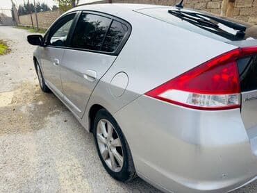 Motonəqliyyat: Honda Insight Hybrid – gümüşü rəng, 5 qapılı hetçbek. Xüsusiyyətlər — 4