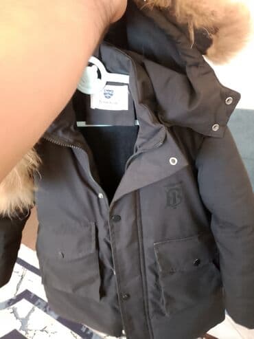 Школьная форма: Uşaq üçün qış parkası – qara rəngdə, qalın və isti. - Marka etiketində — 1