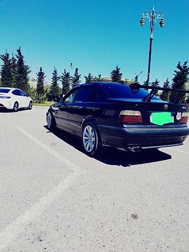 BMW sedan – idman üslublu tüninqlə - Korpus: qara rəngli 4 qapılı — 4