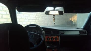 mersedes 208d: Mercedes-Benz 190 (W201) sedan - Korpus: tünd rəng, 4 qapılı sedan — 1