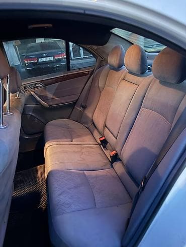 mercedes ce 220: Mercedes-Benz C-Class sedan - Gövdə: 4 qapılı sedan, ağ rəng - Kuzov — 6