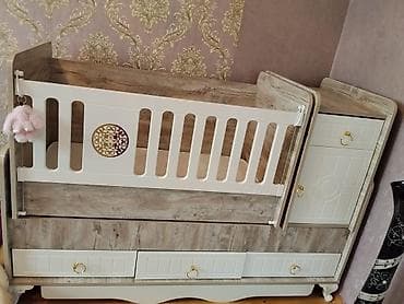 Uşaq beşiyi–transformer, inteqrə olunmuş şkaf və çekmecələrlə. -