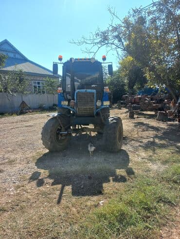 jiquli təkəri: Mavi rəngli təkərli kənd təsərrüfatı traktoru Xüsusiyyətlər: - Ön və — 4