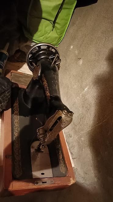 antik eşya: Klassik mexaniki tikiş maşını – ayaq pedalı ilə işləyən model — 1