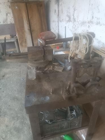 Паяльники: Ağır tip metal iş bençində quraşdırılmış iri dəzgah qısqacı və vintli — 1