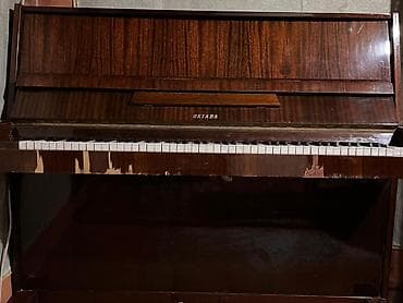 OKTABA şaquli pianino - Korpus: tünd qəhvəyi taxta finiş, klassik düz