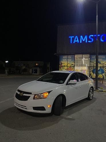 lapet tekeri: Chevrolet Cruze sedan – ağ rəng, benzinli, avtomatik ötürücü. Əsas — 1