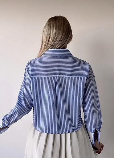 ucuz geyimlər: Mavi-ağ zolaqlı qadın köynəyi - Dizayn: Düz şaquli zolaqlar, qısa — 1