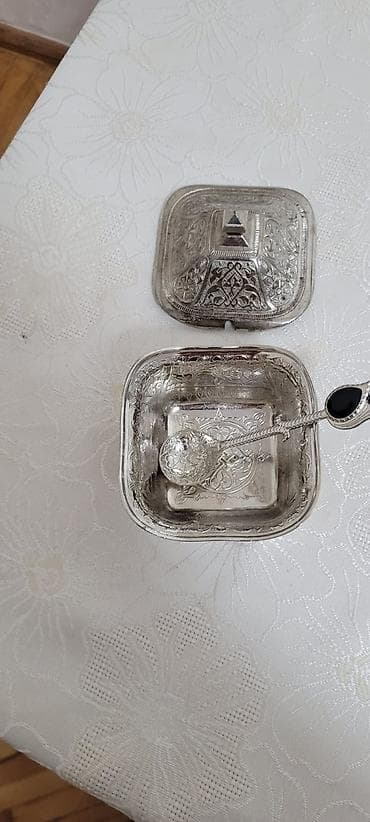 Gümüşü rəngdə, Şərq naxışları ilə oyma dekorlu qapaqlı kiçik qab və — 2