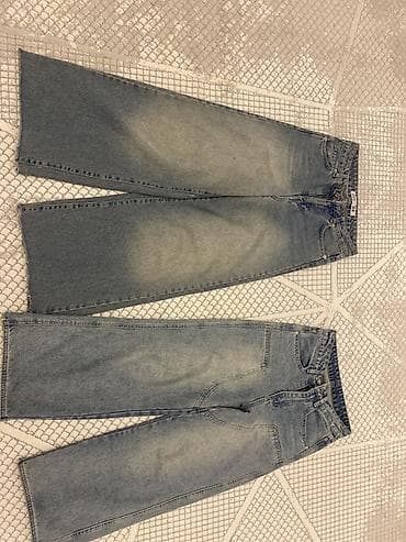 Geniş kəsimli, açıq mavi rəngli iki cüt cins şalvar dəsti. - Stil