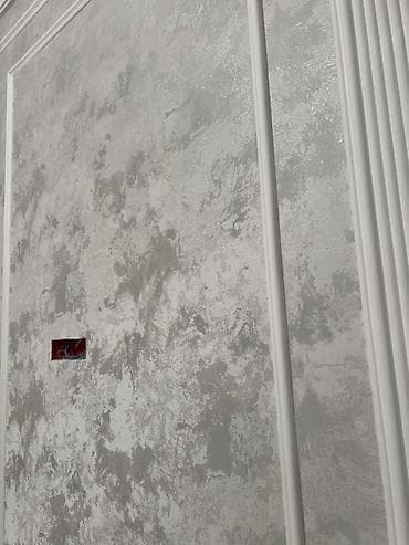 sadə alçipan fiqurları: Dekorativ divar boyası və klassik plintus/kapitel profilləri ilə — 2