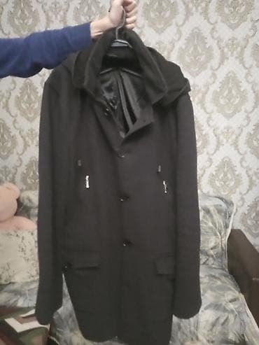 uzun palto: Kişi palto/plaş – qara rəng, kapüşonlu model. Ön hissə düyməlidir. İki — 3