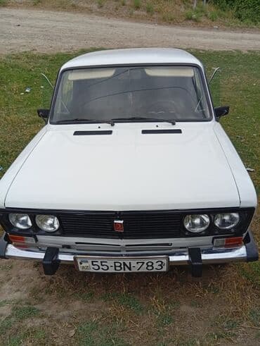 vurux maşınlar: Ağ rəngli, dördqapılı Lada sedan avtomobili. Avtomobilin arxa şüşələri — 2