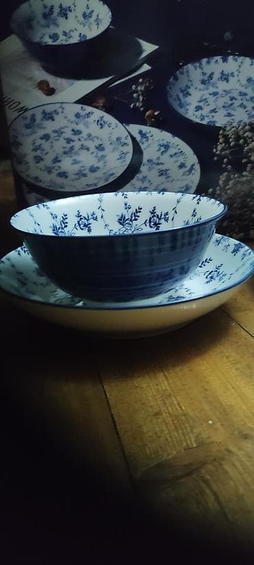 Serviz 6 nəfərlik.2 dəstdur . coox g9zəldir.stola bəzəy verir.Tam təzə