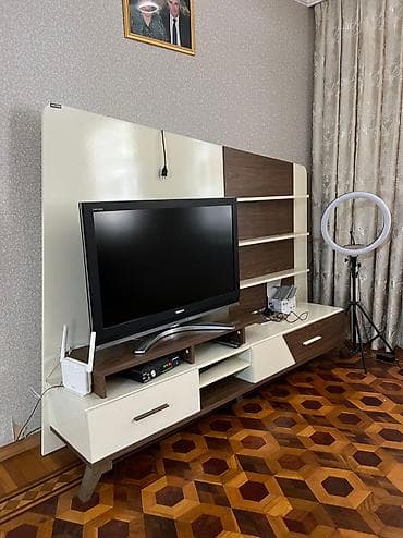 sap: Qonaq otağı üçün güzgülü komod və TV stend. Komodun 4 çəkməcəsi var və — 3