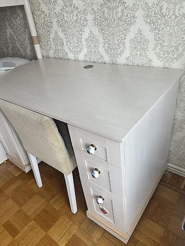 restoran masa: Ağ-açıq rəngli iş/oxu masası və yumşaq oturacaqlı stul dəsti. Masanın — 4