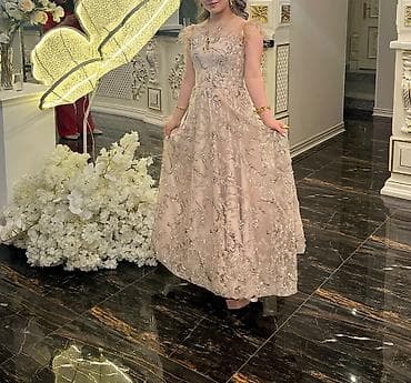 Baş geyimləri: Zərif gecə/libas – şampan/bej rəngdə, tam uzun. - Siluet: beldən — 2