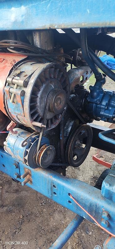 Moyka avadanlığı: Mavi rəngli kabinli təkərli kənd təsərrüfatı traktoru. Texniki — 8