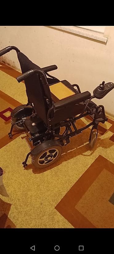 Elektrik əlil arabası - Joystick idarəetmə paneli: sağ qoltuqaltıda