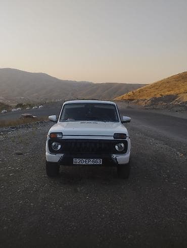 a8 2018 ekran: LADA Niva (VAZ 2121) – 3 qapılı, ağ rəngli kompakt off-road SUV. 1984 — 2