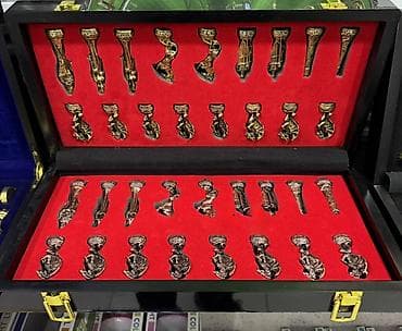 Şahmat fiqurları dəsti – lüks hədiyyə qutusunda - Material: Metallik