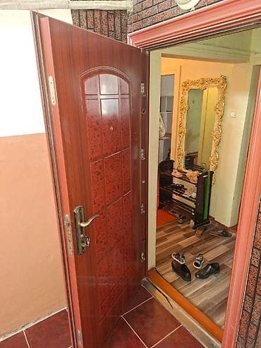 plasiq qapi: Metal giriş qapısı – taxta teksturası ilə qırmızı-qəhvəyi rəngdə — 2