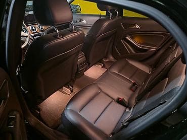 azerbaycan elektrik avtomobil: Mercedes-Benz GLA-Class, qara rəngli kompakt krossover. Hazir lizingde — 7
