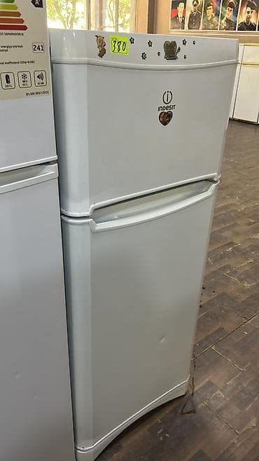 Indesit iki qapılı soyuducu - Üst paneldə dondurucu, aşağıda əsas