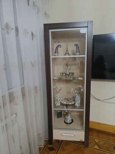 Şüşəli dolab vitrini
