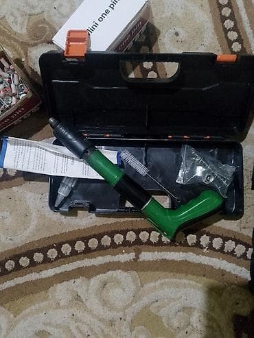 Toz barıt kartricləri ilə işləyən məftil-çəkmə/çəkmə tipli pistolet