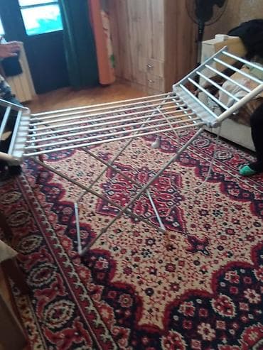 quruducular: Elektron Paltarqurudan asılqan – qatlanan, yerə qoyulan model. - — 2