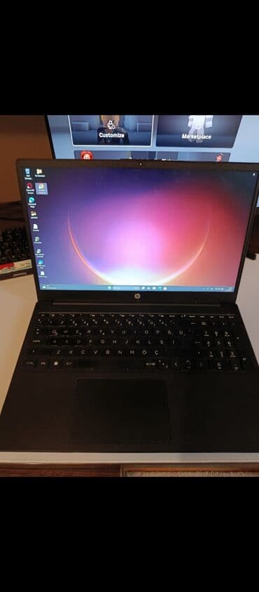 Masaüstü kompüterlər və iş stansiyaları: HP noutbuk alt tarafında küçük bir çatlak vardır ama hiç bir — 10