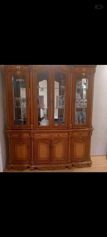 Klassik üslubda böyük vitrin-bufet - Material: ağac massiv, təbii