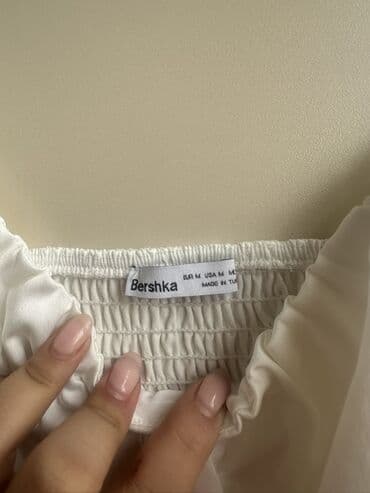 Bershka markalı, ağ rəngli, korset tipli top. Ensiz ipləri və ön — 3