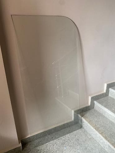 can desmali: Şüşə lövhə, forması bir tərəfdən düz, digər tərəfdən isə yuvarlaqdır — 1