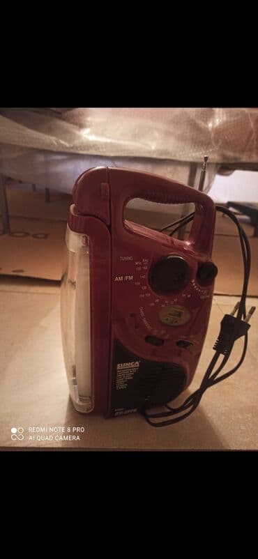 Mikrofonlar: Sunca markalı, qırmızı rəngdə, AM/FM dalğalarını dəstəkləyən radio — 2