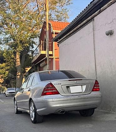 lexus ct 200: Mercedes-Benz C 200: 1.8 l | 2005 il Sedan — 4