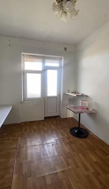 ağ şəhərdə evlərin satışı: Satılır: 3 otaqlı mənzil + mətbəx + 2 eyvan(balkon) Ponarama Mənzərə — 4