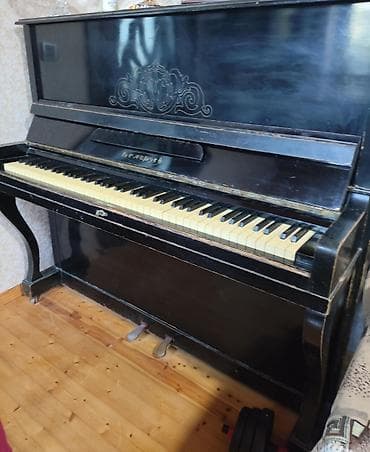 piyanino: Upright pianino – klassik qara korpus, dekorativ ön panel naxışı ilə — 1