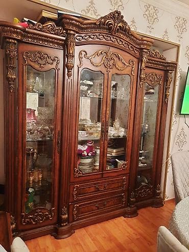 Klassik üslubda dəbdəbəli vitrin-bufet dolabı - Material: kütləvi