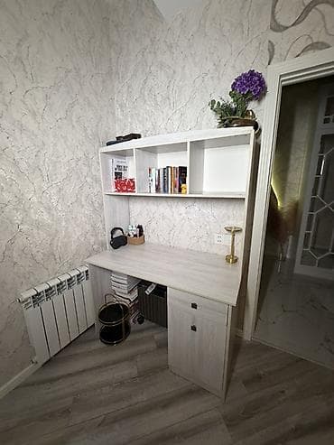 Açıq rəngli kompüter/yazı masası üst rəf hissəsi ilə birlikdə təqdim — 3