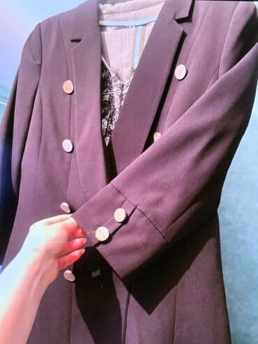 kisi pencekleri: Bu, qadınlar üçün nəzərdə tutulmuş tünd rəngli pencek İki sıra qızılı — 4