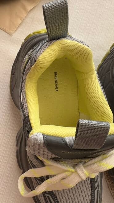 Ботинки: İki rəngli, boz və parlaq sarı rənglərdə olan uniseks krossovkalar — 2