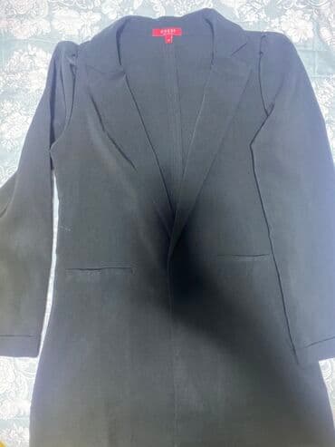 cins pencekler: Guess brendinin qara pencəyi. Bu pencək şık görünüşü ilə həm rəsmi — 4