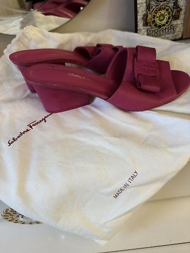 Tuflilər: Salvatore Ferragamo qadın sandaleti - Model: Vara motivli açıq — 2