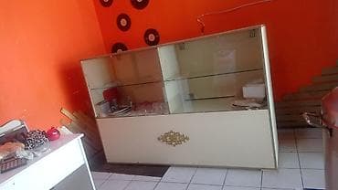 Şüşə vitrin–stend - Material: ön və yuxarı hissə tam şüşə, içəridə 1 — 3