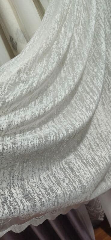 maqnit perde: Zərif, şəffaf tül pərdə, üzərində incə çiçək naxışları var. Otağınıza — 6