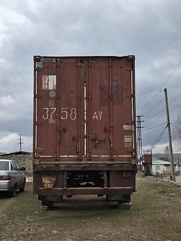 Yük konteynerli yarımqoşqu - Tip: İki oxlu yarımqoşqu, üstündə metal